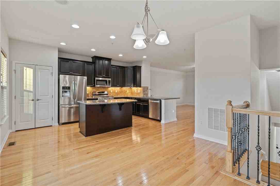 407 Fairmont Dr - Photo 5 of 33