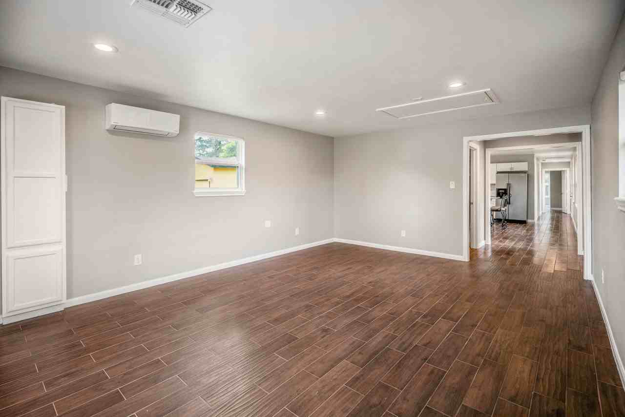 628 Foster Street - Photo 5 of 49