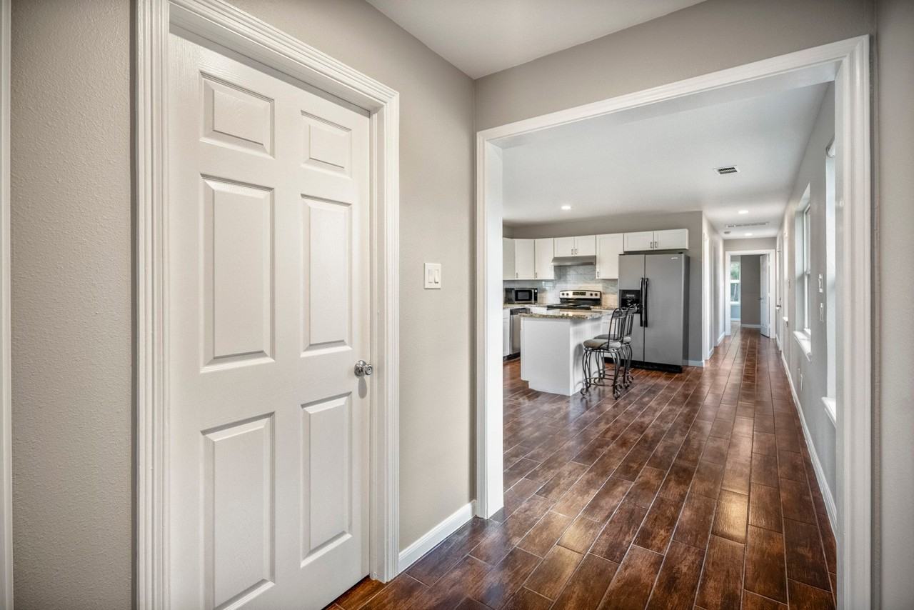 628 Foster Street - Photo 7 of 49