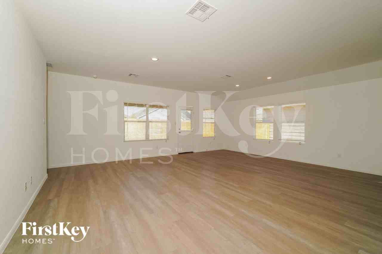 10639 Erinita Way - Photo 3 of 15