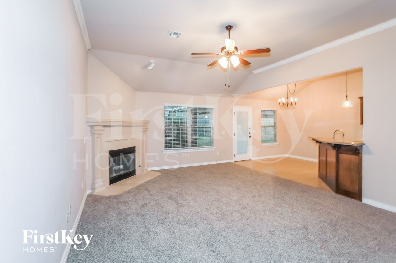 601 Apple Tree Lane - Photo 3 of 15