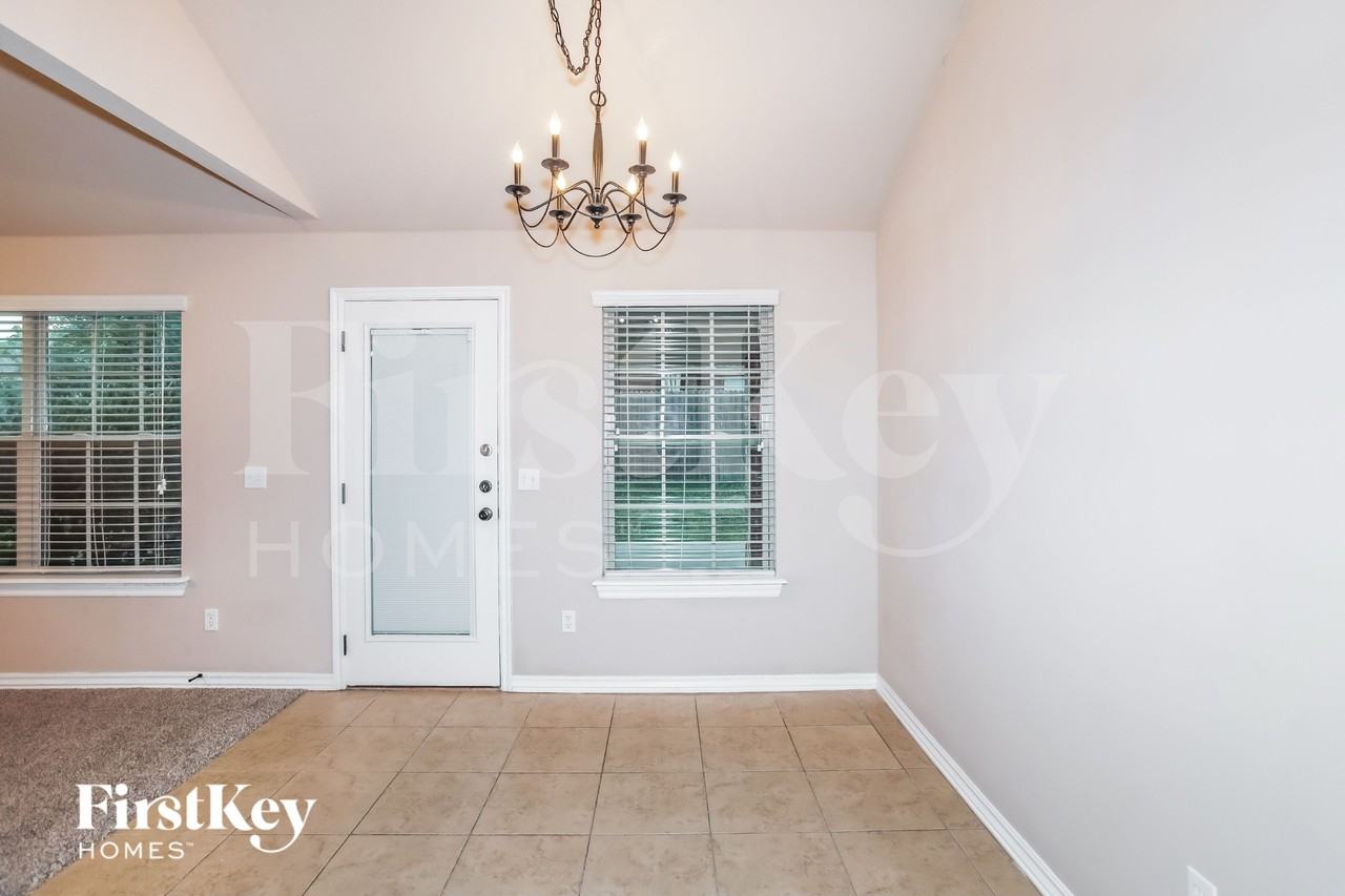 601 Apple Tree Lane - Photo 4 of 15