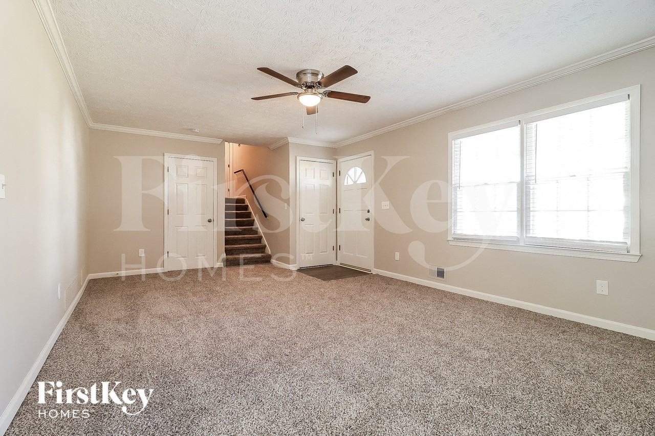 560 Presidential Drive - Photo 3 of 15