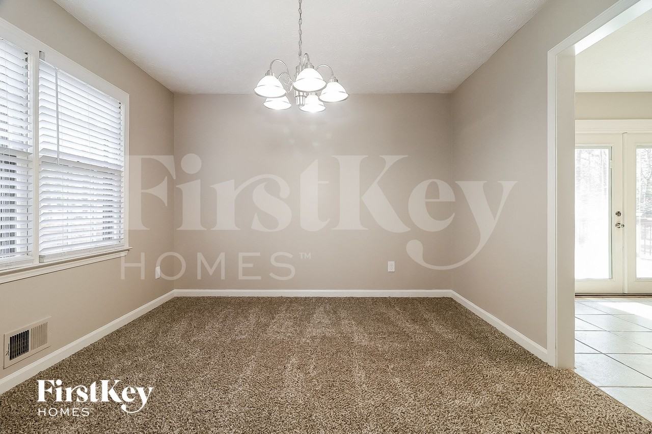 560 Presidential Drive - Photo 4 of 15