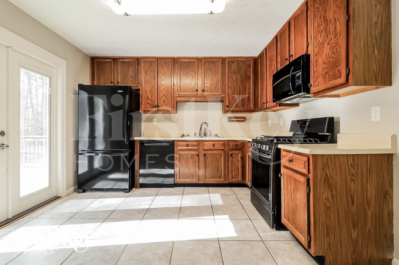 560 Presidential Drive - Photo 5 of 15