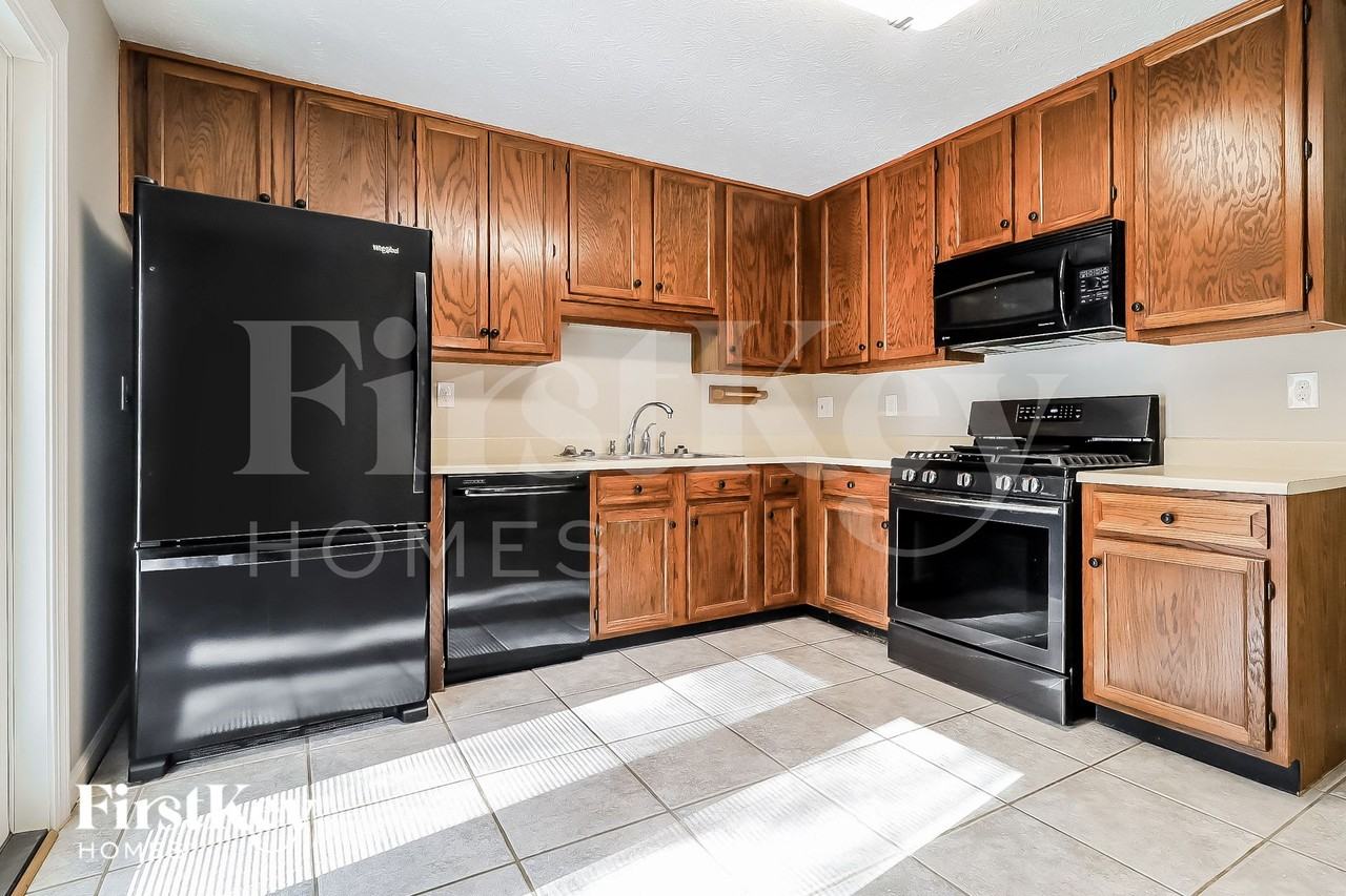 560 Presidential Drive - Photo 6 of 15