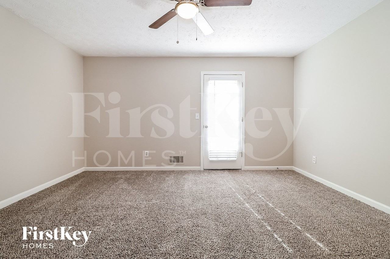 560 Presidential Drive - Photo 7 of 15