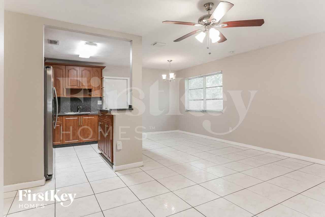 6812 Southwest 22nd Court - Photo 4 of 15