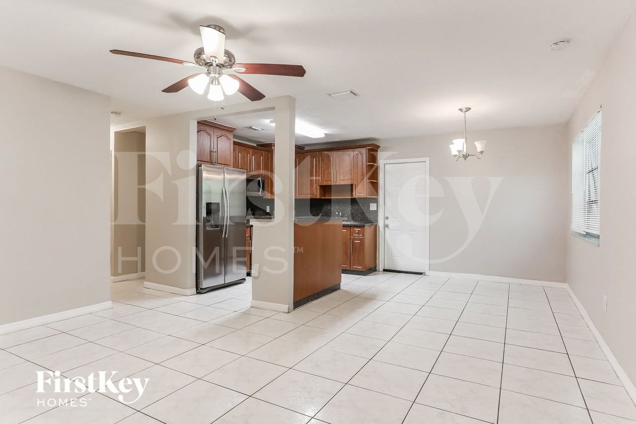 6812 Southwest 22nd Court - Photo 5 of 15