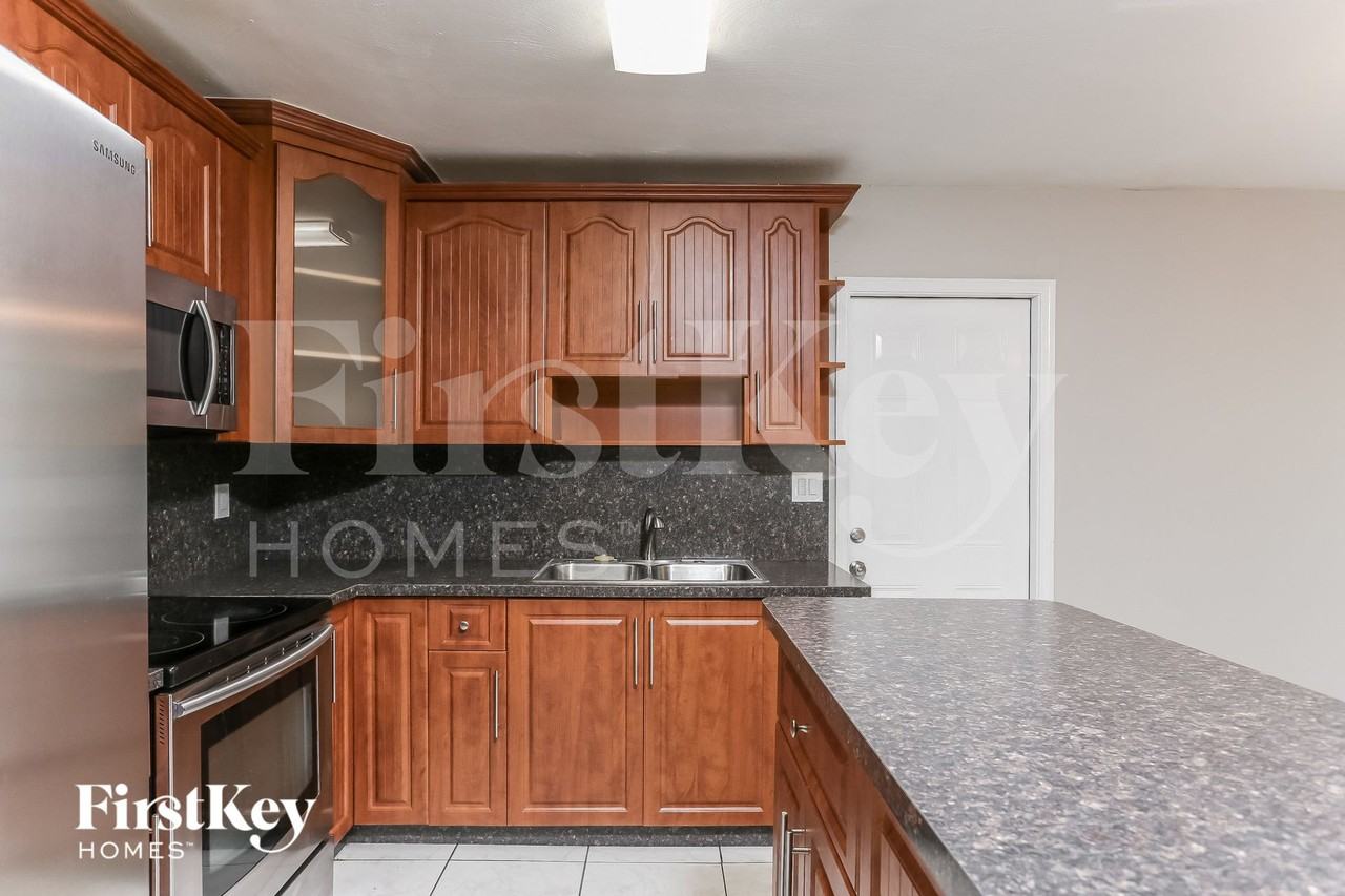 6812 Southwest 22nd Court - Photo 6 of 15