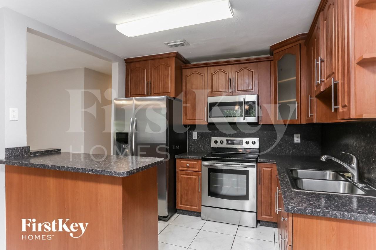 6812 Southwest 22nd Court - Photo 7 of 15