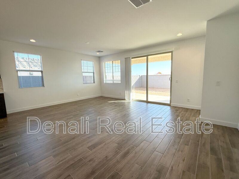 10203 W Crittenden Ln - Photo 7 of 28