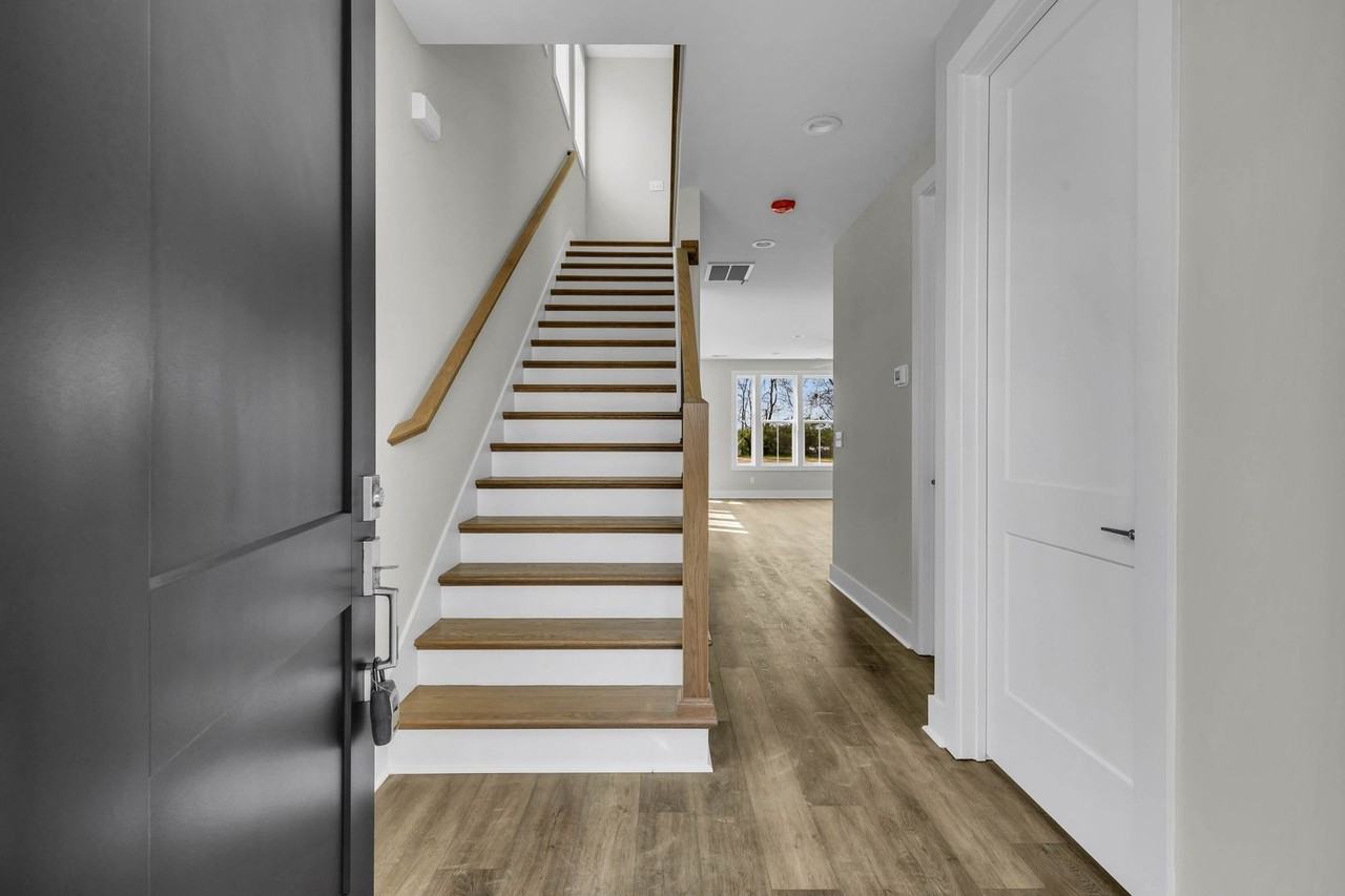 425 Veritas Street - Photo 5 of 50