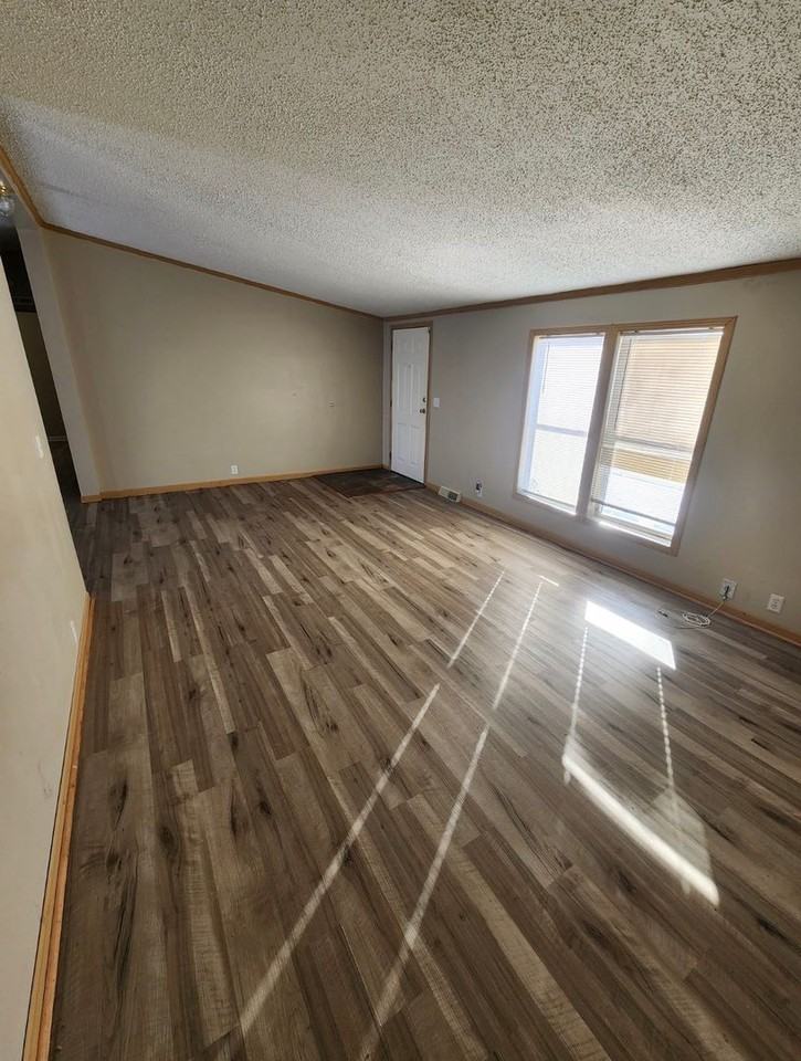 1189 Greystone Parkway - Photo 5 of 12