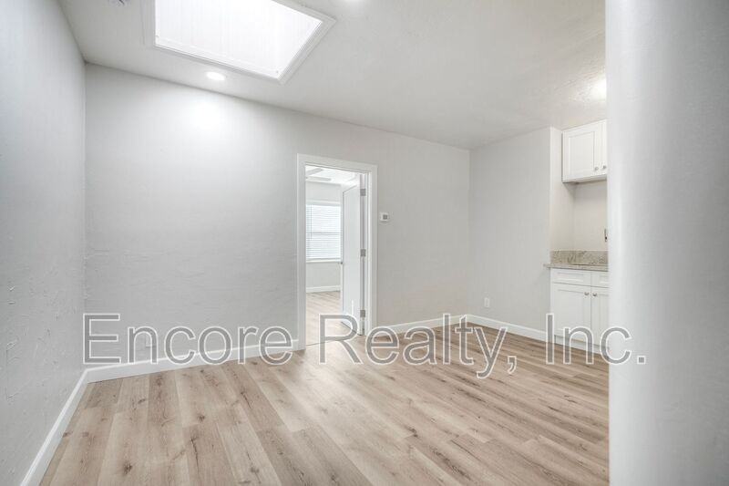 303 3rd Ave #A - Photo 6 of 30