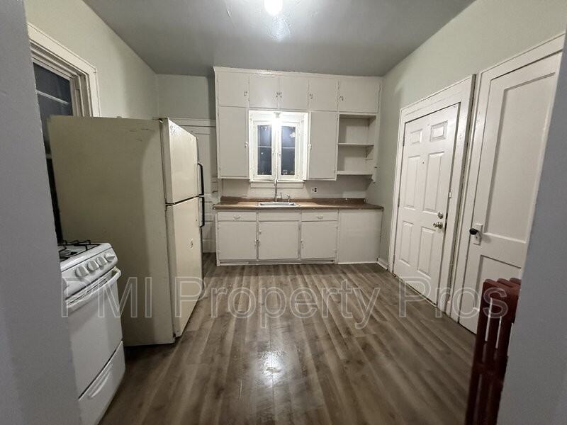 912A S 21st St - Photo 3 of 4