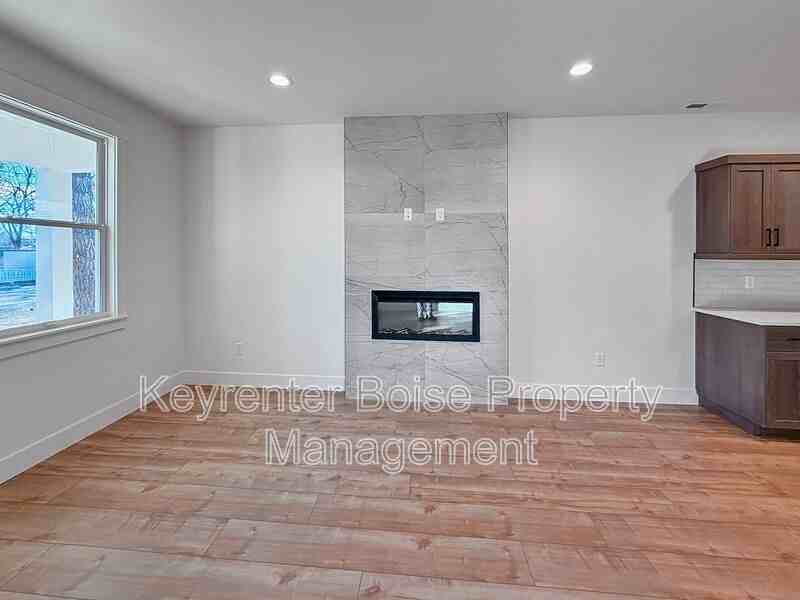 622 E Krall St - Photo 3 of 18