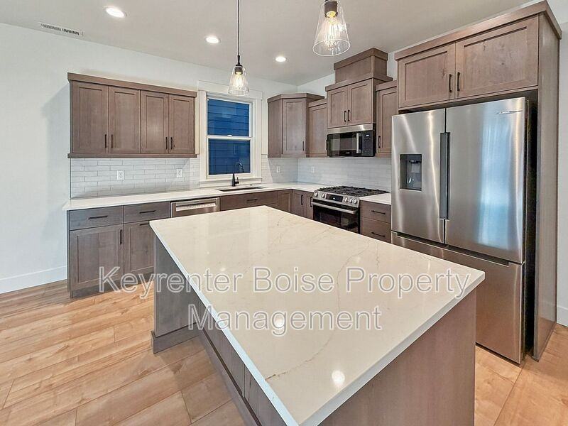 622 E Krall St - Photo 4 of 18