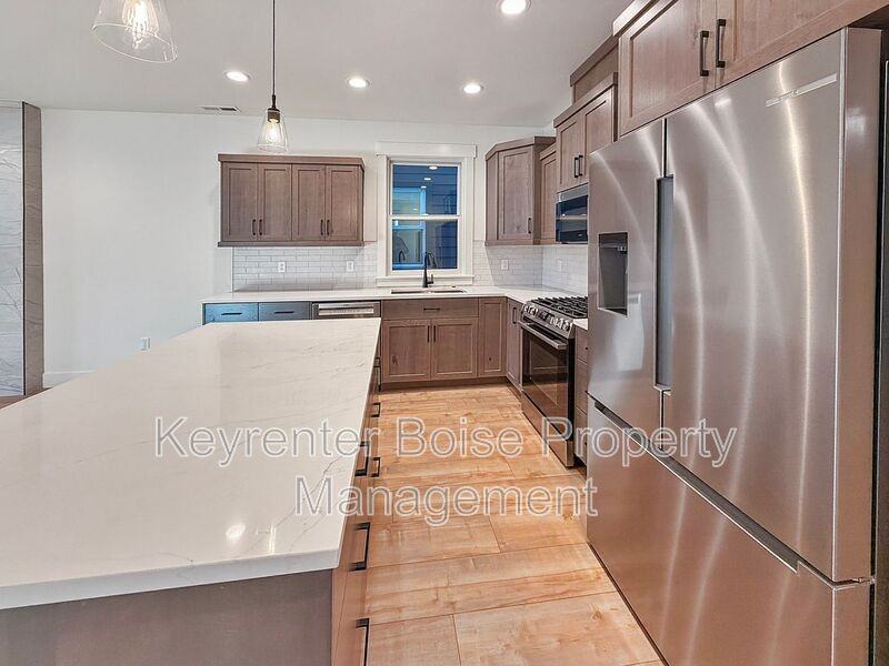 622 E Krall St - Photo 5 of 18