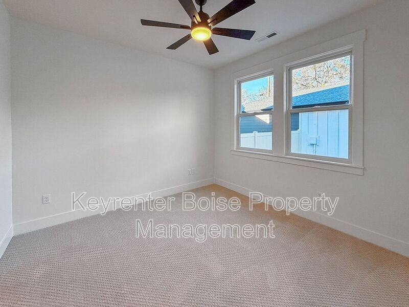 622 E Krall St - Photo 6 of 18