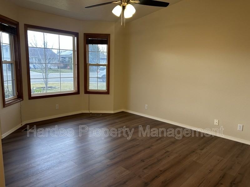 2254 North Zircon Avenue - Photo 4 of 26