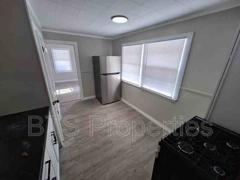 1627 North Valley Avenue - Photo 2 of 13