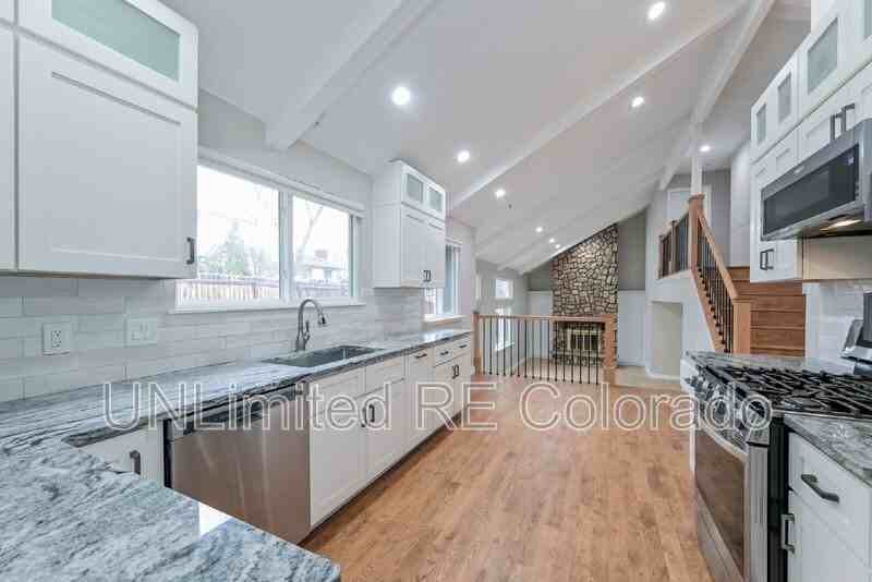 7705 S Pontiac Ct - Photo 4 of 17