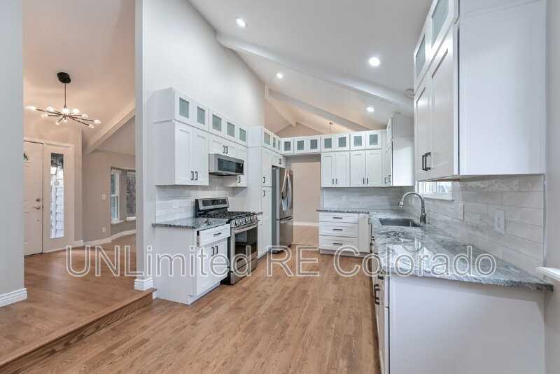 7705 S Pontiac Ct - Photo 5 of 17