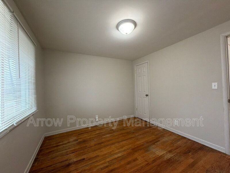 5443 Benton Street - Photo 7 of 11