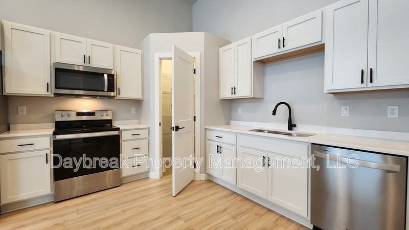 6728 66th Ave S - Photo 3 of 35