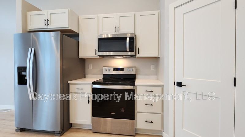 6728 66th Ave S - Photo 4 of 35