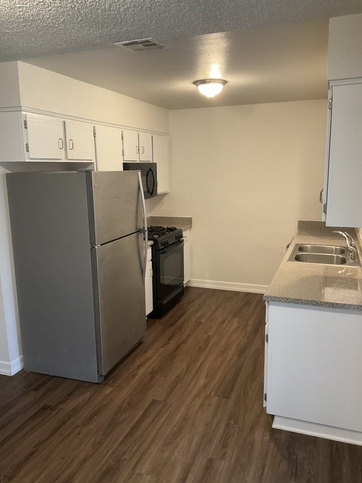 1877 Meadow Gln - Photo 2 of 5
