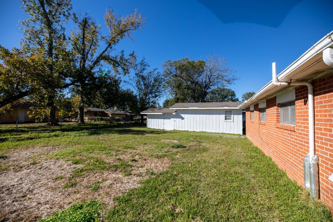 1404 Meadow Drive - Photo 2 of 9