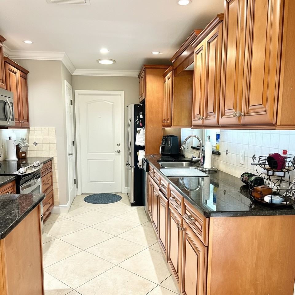 943 Mendoza Boulevard - Photo 4 of 36