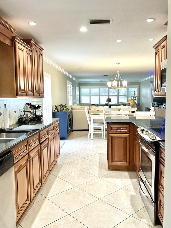 943 Mendoza Boulevard - Photo 5 of 36