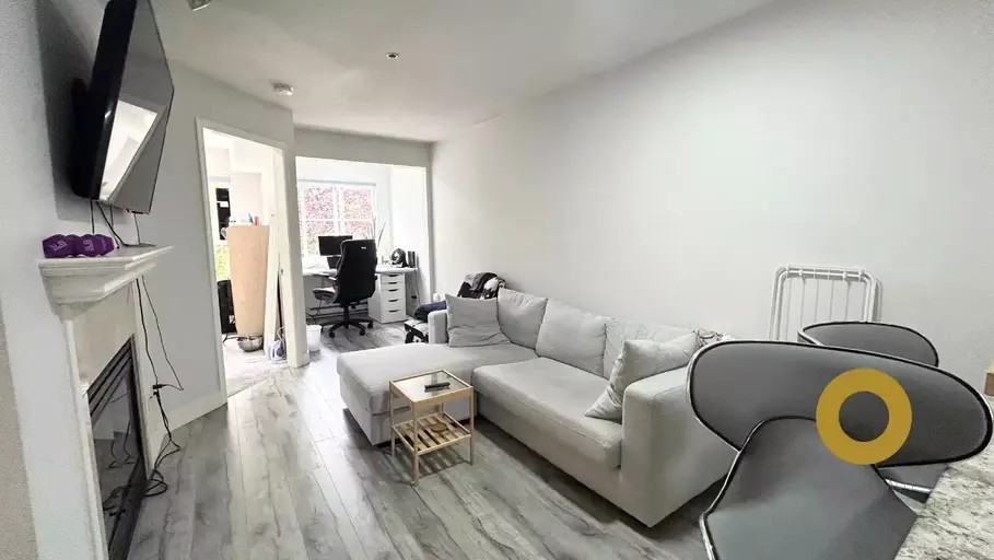 3278 Heather St #2ndF - Photo 3 of 10