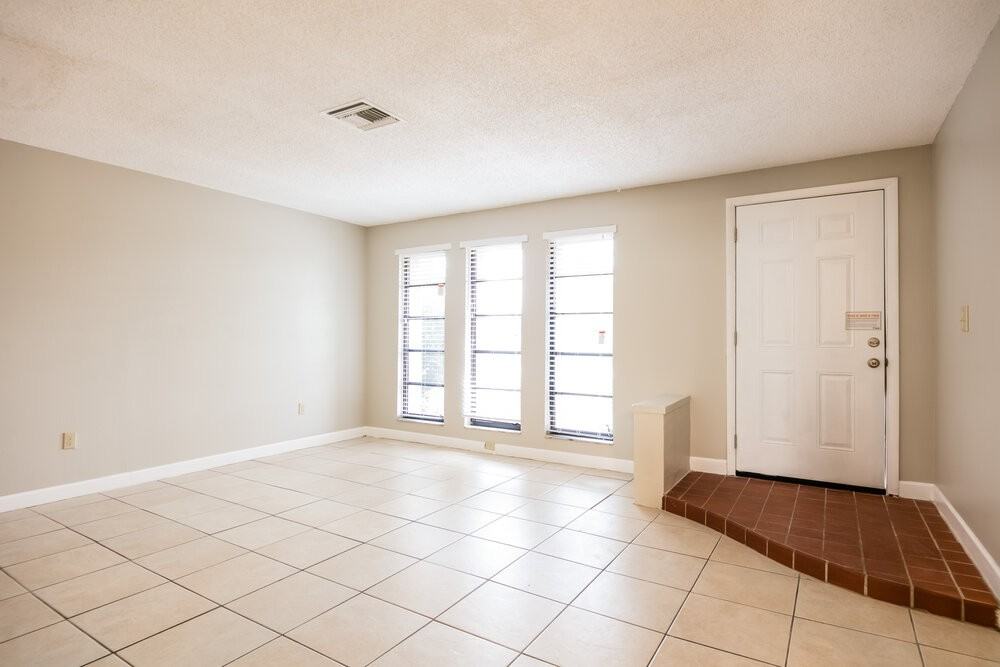 1314 Se 16th St - Photo 2 of 14