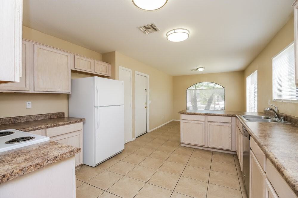 11409 West Cambridge Avenue - Photo 6 of 16