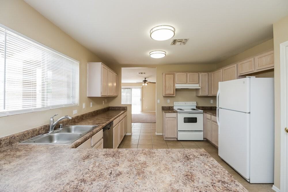 11409 West Cambridge Avenue - Photo 7 of 16