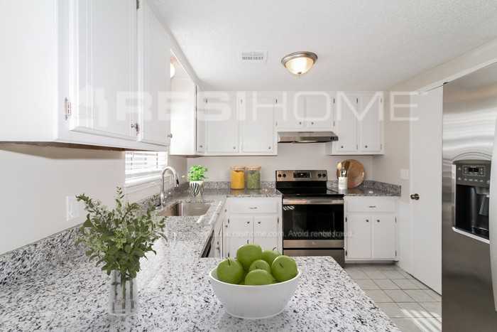 1104 Sw 102nd St - Photo 2 of 17