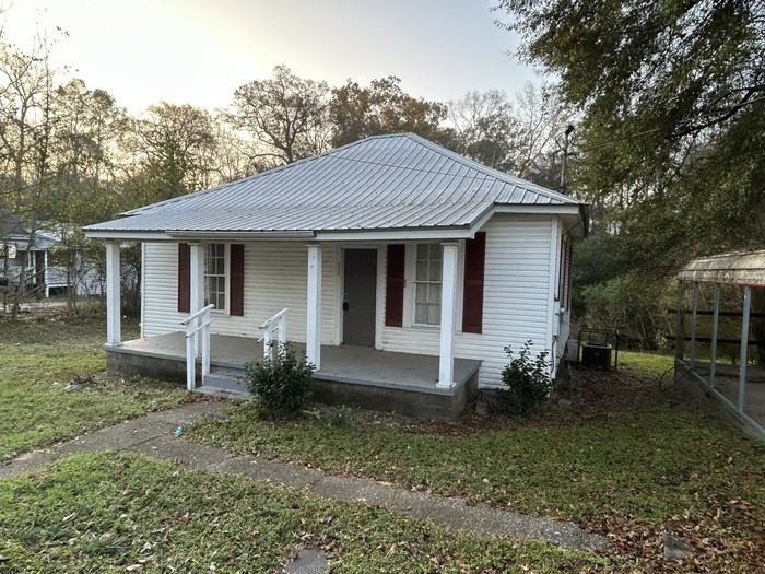 3309 Alabama Avenue Northeast - Photo 2 of 10