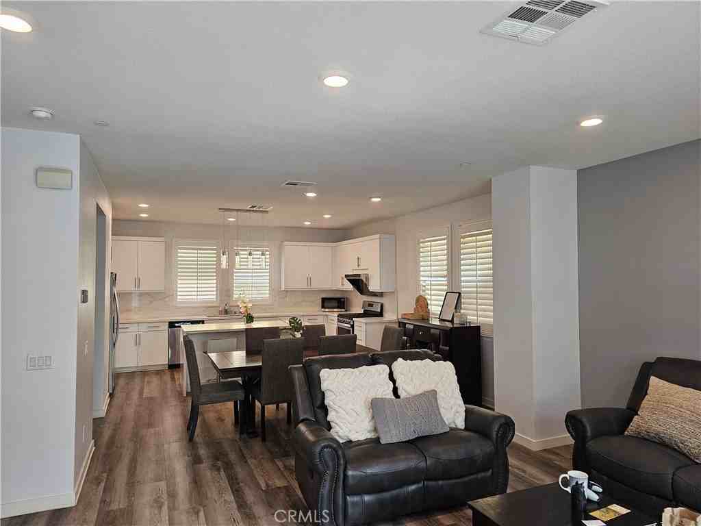 524 South Harbor Boulevard - Photo 2 of 14