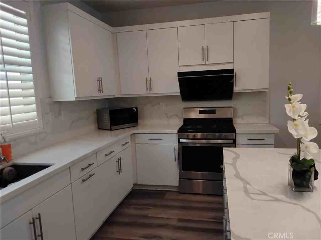 524 South Harbor Boulevard - Photo 5 of 14