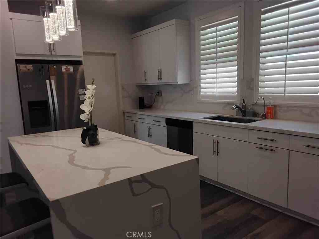 524 South Harbor Boulevard - Photo 6 of 14