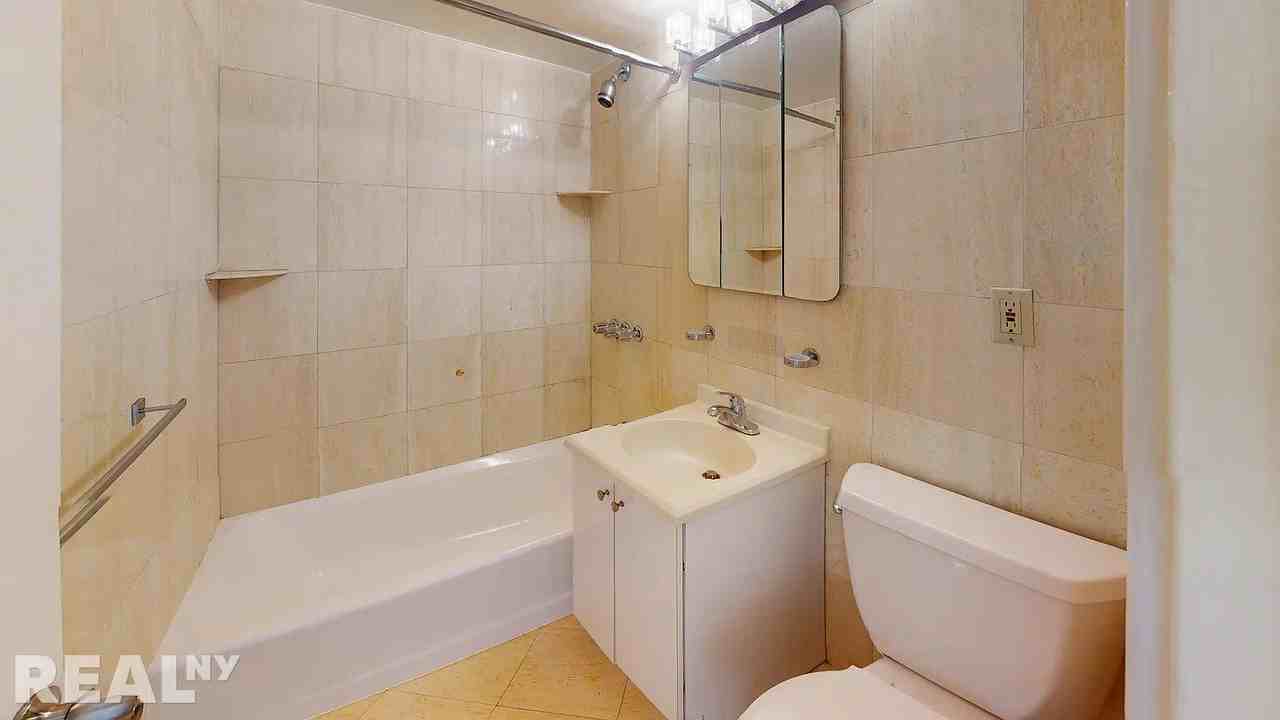 220 E 63rd St #9E - Photo 3 of 8