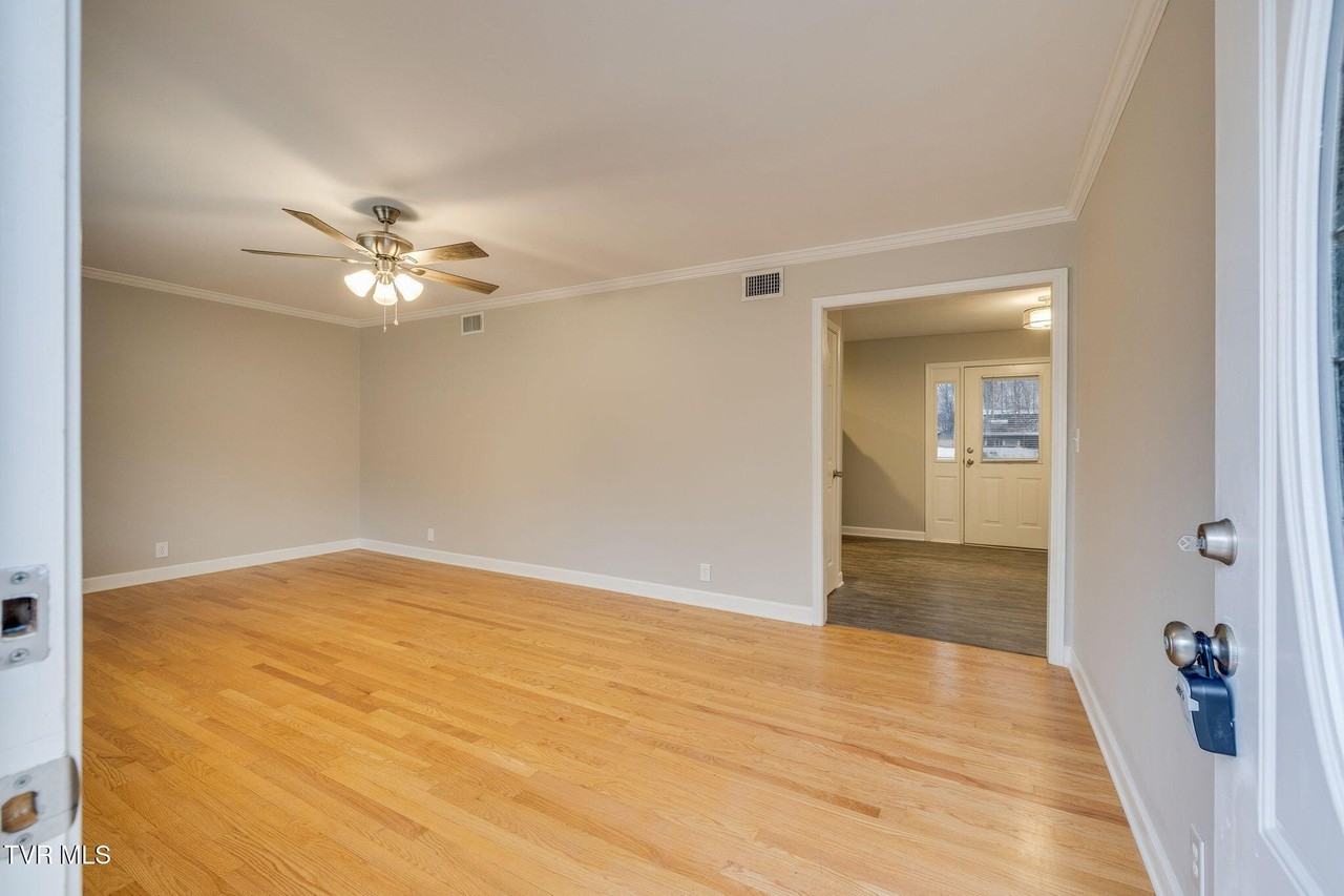 336 Lane Street - Photo 5 of 38