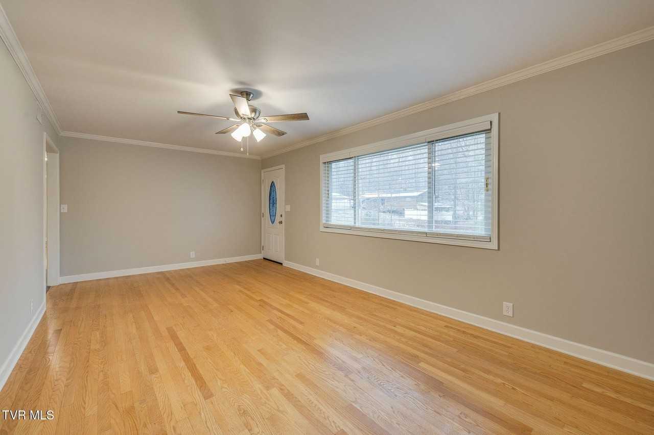 336 Lane Street - Photo 7 of 38