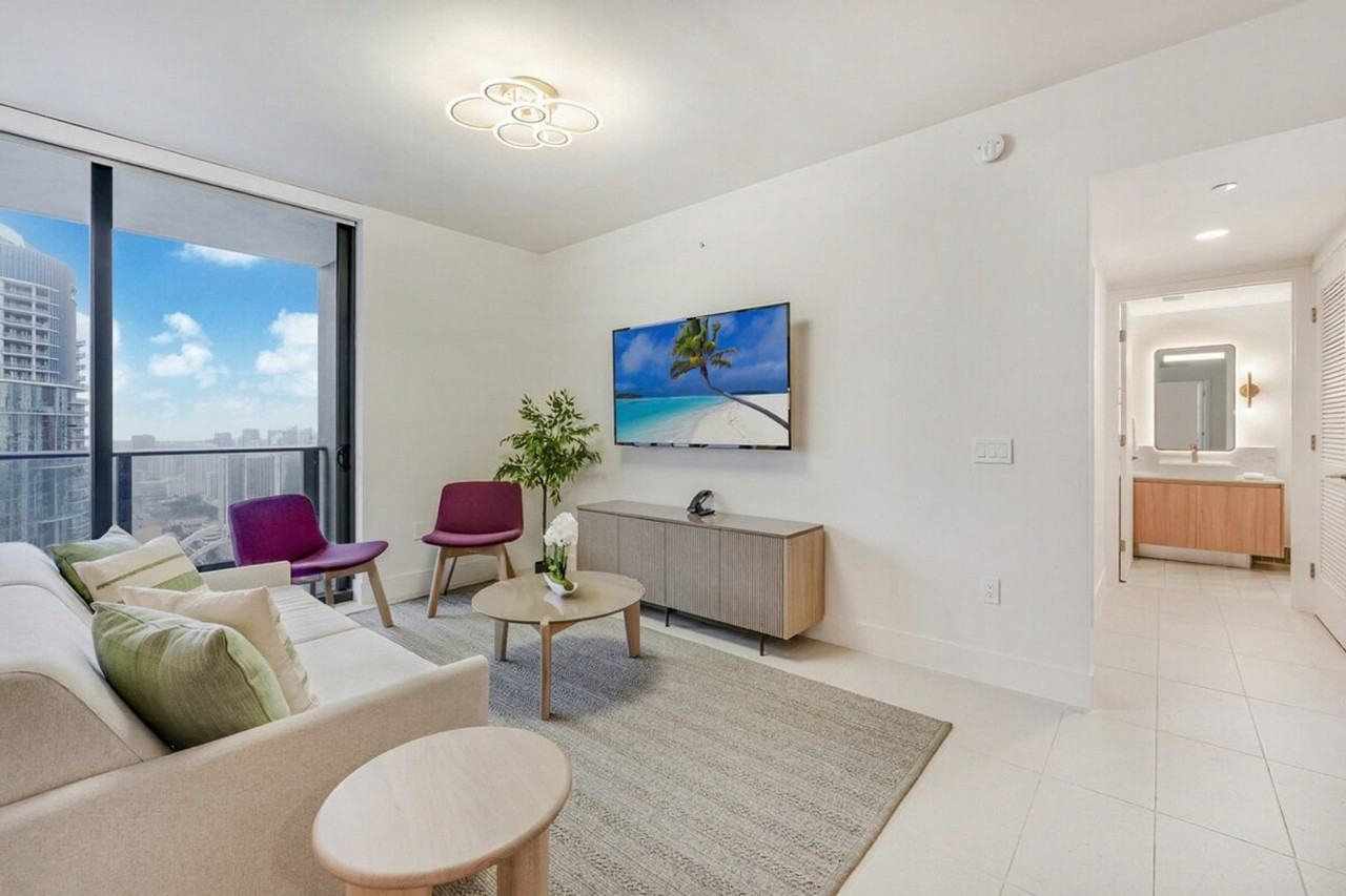 121 Northeast 5th Street - Photo 3 of 49