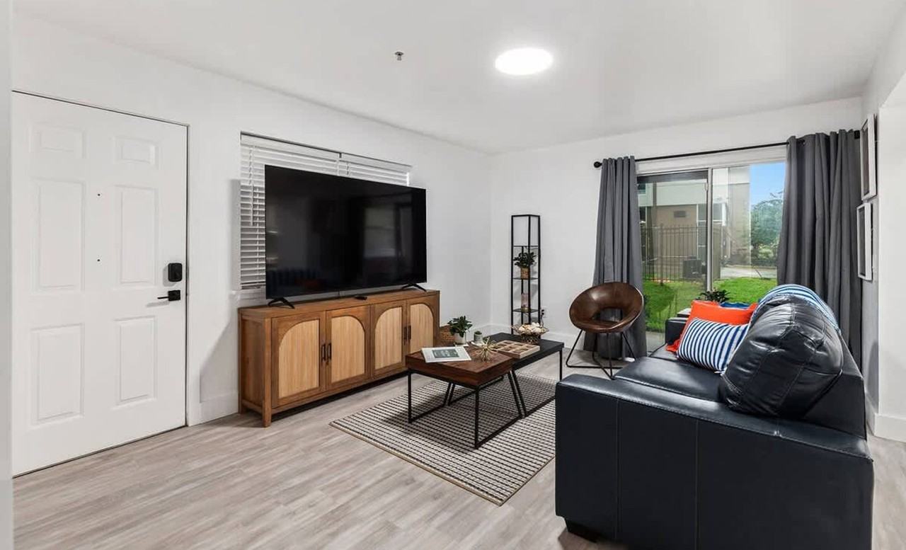 2360 Sw Archer Rd #1356332P - Photo 3 of 32