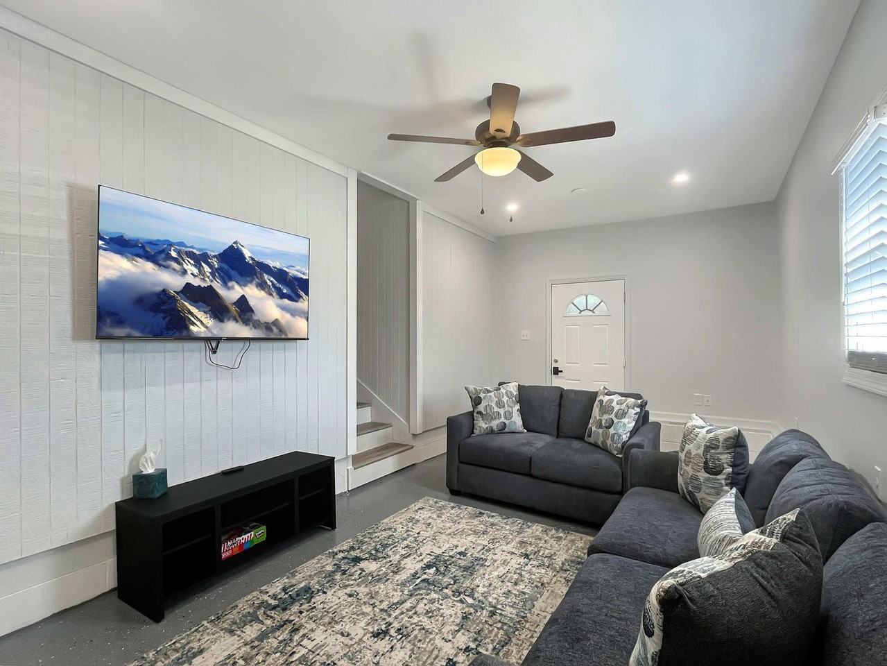 501 W 9th St #1369214P - Photo 4 of 35